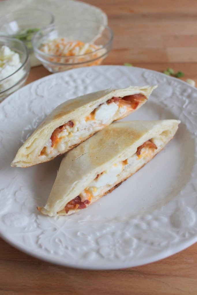 https://campfirefoodie.com/wp-content/uploads/2020/03/Pie-Iron-Breakfast-Wrap-007-683x1024.jpg